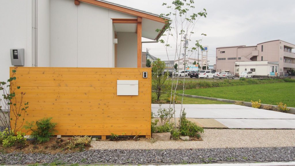 天然木を使用した他にはない門壁　愛知県知立市の外構